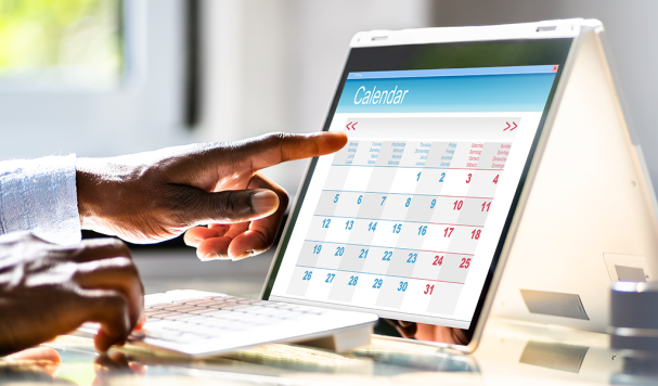 Pessoa tocando em calendário no tablet