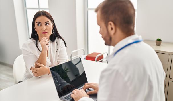 Homem com computador e mulher pensando