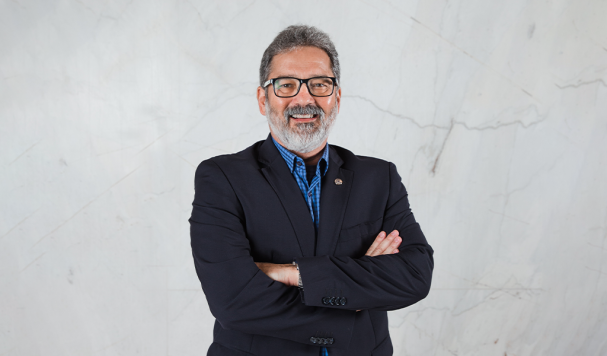 Dr. Carlos Japhet sorrindo